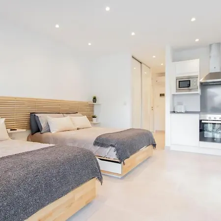 Apartment The Centre - Modern Family With Rooftop Pool & Terrace - Children For Free *